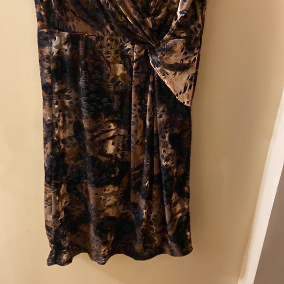 NWD brown & black velvet like midi dress with decorative darted waist - Picture 4 of 8